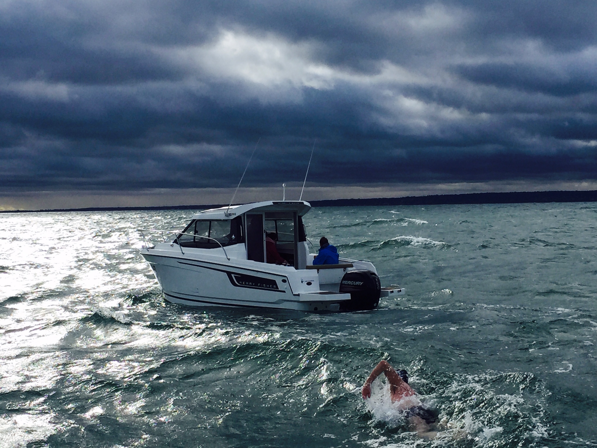 Jeanneau Escorts Record 35km Swim