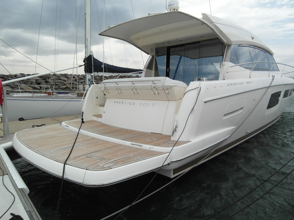 Prestige 500S by Jeanneau Cruises into Melbourne