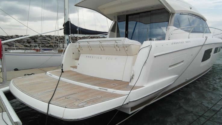 Prestige 500S by Jeanneau Cruises into Melbourne